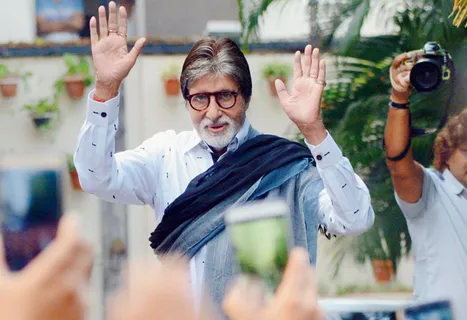 Amitabh Bachchan Greeting Fans Outside His Juhu Home