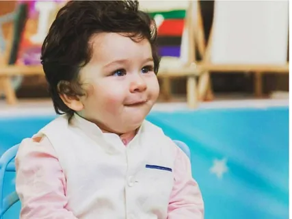 Taimur again takes the hearts of many people with his charm.