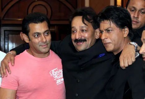 THIS IS HOW SRK MADE UP FOR SALMAN KHAN AT IFTAR PARTY
