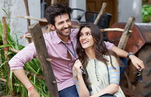 Kartik Aaryan Welcomes Kriti Sanon To Gwalior In The Sweetest Way Possible! Check it out...