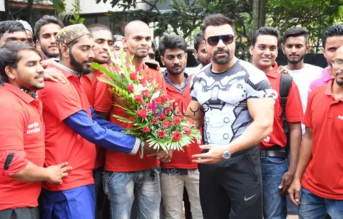 Actor Ajaz Khan stands up for the justice of 250 Zomato & Food Panda employees 
