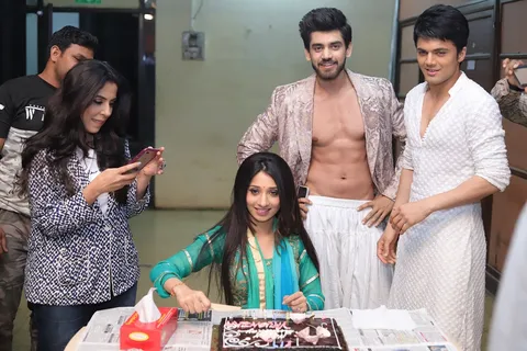 The Cast And Crew Of ‘Yeh Teri Galiyaan’ Ring In Vrushika Mehta’s Birthday With A Cake