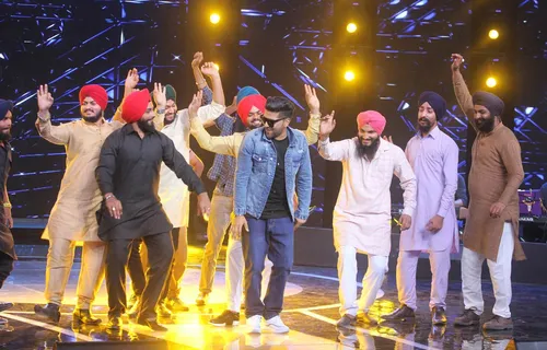 Guru Randhawa’s Punjabi Fans Surprised Him On The Sets Of Sa Re Ga Ma Pa Lil Champs!