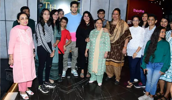 Siddharth Malhotra leaves his fans in total awe as he join them for a special trailer preview of his film, Thank God!