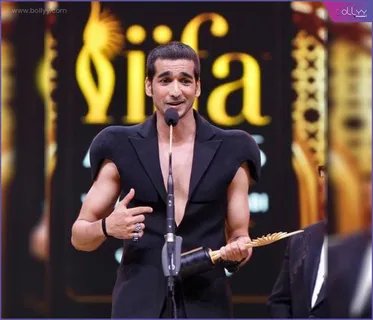 Shantanu Maheshwari takes over the stage as he accepts the IIFA Best Debutante Male Award for ‘Gangubai Kathiawadi’