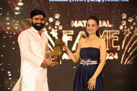 Ravi Chaudhary को Ameesha Patel ने "नेशनल फेम अवार्ड" से किया सम्मानित