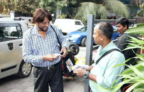 फिल्म 'पीके लेले ए सेल्समैन' अभिनेता मुंबई की सड़कों पर बेच रहा है अंडर गारमेंट्स 