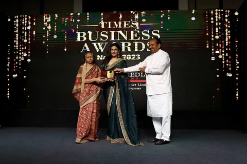 रवीना टंडन ने अरुणा गोयनका को टाइम्स बिजनेस अवार्ड नॉर्थ 2023 से सम्मानित किया