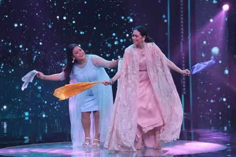 जब Sa Re Ga Ma Pa Li’l Champs के सेट पर Karisma Kapoor ने Bharti Singh के साथ रीक्रिएट किया आइकॉनिक गाना 'Kajra Mohabbat Wala'