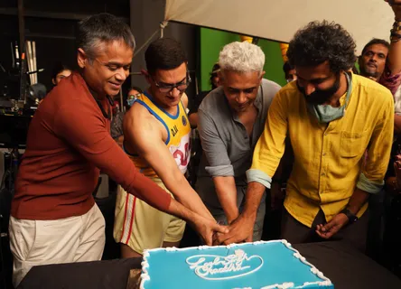 Laal Singh Chaddha: अतुल कुलकर्णी ने फिल्म की शूटिंग पूरी होने के बाद आमिर खान के साथ कट किया केक
