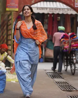 Janhvi Kapoor ने अपकमिंग फिल्म गुड लक जैरी का फस्ट लुक किया पोस्ट