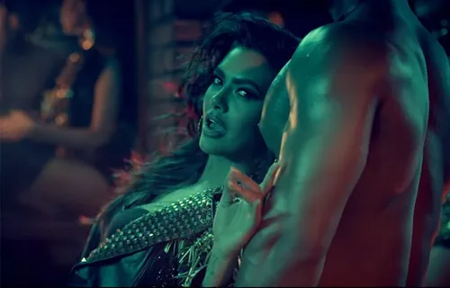 ईशा गुप्ता का 'गेट डर्टी'  म्यूजिक वीडियो हुआ रिलीज, साफ दिखा बोल्ड अंदाज