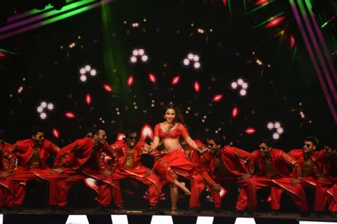 Rashmika Mandanna ने मारुति सुज़ुकी अरेना प्रेज़ेंट्स ज़ी सिने अवॉर्ड्स 2023 में अपनी धमाकेदार परफॉर्मेंस से मंच पर मचाई धूम 