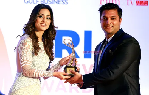 हिना खान ने दुबई में 'एन आर आई अवॉर्ड' में विभिन्न लोगों को अवॉर्ड से सम्मानित किया