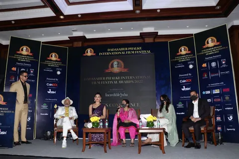 उर्वशी रौतेला को महाराष्ट्र की मेयर किशोरी पेडनेकर ने "भारत का हीरा" कहा, जिन्होंने उन्हें जन्म देने और भारत के लिए इतिहास रचने के लिए उनके माता-पिता को भी धन्यवाद दिया