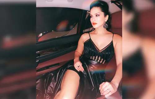हॉट ब्लैक ड्रेस में सनी लियोनी ने शेयर की तस्वीर साफ दिखा सेक्सी अंदाज