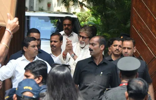 Photos: अमिताभ बच्चन ने अपने फैंस और परिवार के साथ कुछ इस तरह सेलिब्रेट किया जन्मदिन
