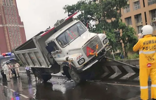 लालबाग फ्लाईओवर ब्रिज पर बारिश की वजह से हुआ ट्रक हादसा