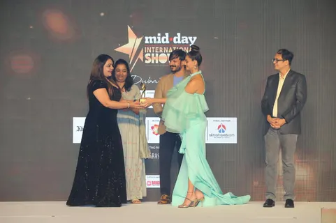 विवेक ओबेरॉय और डेज़ी शाह के हाथो पिआरवो नगमा खान को मिड डे शोबिज अवार्ड से,दुबई में सम्मानित किया गया