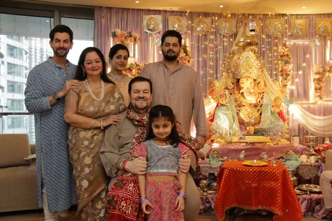 Nitin Mukesh और Neil Nitin Mukesh ने अपने परिवार के साथ लगातार 30वें साल घर में एको फ्रेंडली भगवान गणेश का स्वागत किया
