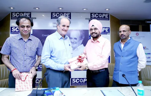 नरेश कुमार और डॉ एच.एस.पॉल स्कोप कन्वेंशन सेंटर में सर विलियम मार्क टली को सम्मानित किया