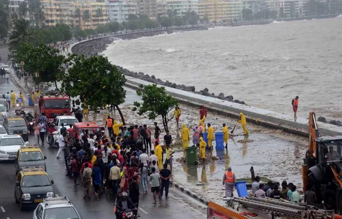 मुंबई में हाई टाइड से मरीन ड्राइव में डूबे 2 लोगों में से एक की मौत, एक लापता