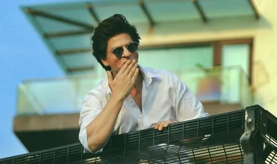 SRK birthday special: नही पड़ा शाहरुख खान की फैन फॉलोइंग पर कोई असर, इस बर्थडे पर भी मन्नत के बाहर दिखी जमकर भीड़