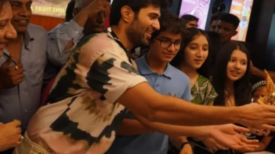 Vijay Deverakonda ने Hyderabad में फैंस के साथ सेलिब्रेट किया अपना प्री-बर्थडे