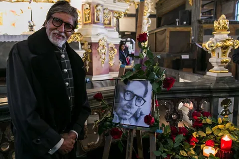 अमिताभ बच्चन ने पोलैंड से साझा की 'बाबूजी' की ये तस्वीर, कहा कि बेहद भावुक पल है, देंखे
