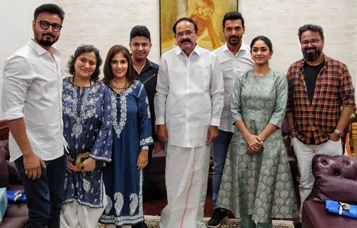 जॉन अब्राहम ने नई दिल्ली में उपराष्ट्रपति एम वेंकैया नायडू के लिए फिल्म बाटला हाउस की विशेष स्क्रीनिंग की मेजबानी की