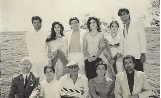 अभिनेता अनुपम खेर ने सोशल मीडिया पर साझा की 33 साल पुरानी फोटो, जानिए कौन-कौन से सितारें है उनके साथ?