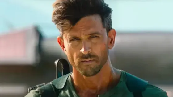 Fighter: Hrithik Roshan ने अपने क्रू के साथ फाइटर शेड्यूल रैप की घोषणा की