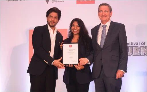 इंडियन फिल्म फेस्टिवल ऑफ़ मेलबोर्न द्वारा आयोजित एक समारोह में सुपरस्टार शाहरुख खान ने केरल के एक युवा महिला शोधकर्ता को अपने नाम पर Ph.D. स्कालरशिप से सम्मानित किया    