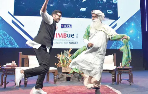 VIDEO: बैंगलोर में आध्यात्मिक संत के साथ कुछ इस तरह Happy डांस करते नजर आए रणवीर सिंह