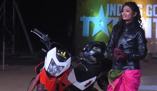 'मुंबईची मुल्गी' दिव्या शिंदे ने इंडियाज गॉट टैलेंट पर नौवारी साड़ी में बाइक राइडिंग स्टंट किया