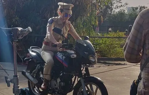 पुलिस ऑफिसर बन बाइक पर स्टंट करती नज़र आईं कंगना रनौत, फोटो वायरल