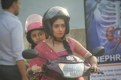 'Pyaar Ka Pehla Naam Radha Mohan' में Neeharika Roy ने रीक्रिएट किया फिल्म '3 Idiots' कास्कूटी वाला सीन 
