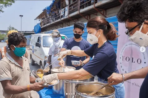 जैकलीन फर्नांडीस ने NGO Roti Bank के साथ मिलकर लोगों में खाना बाँटा