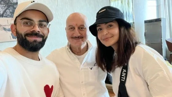 Anupam Kher के साथ Virat Kohli और Anushka Sharma ने खिचवाईं एयरपोर्ट पर तस्वीरें 