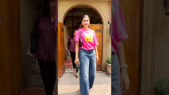 Pooja Hegde Spotted In Casual Look At A Restaurant Today #shorts #poojahegde #bollywoodnews