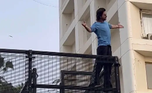 Shah Rukh Khan Celebrates The Success Of Jawan With His Fans Outside Mannat In His Signature Pose!