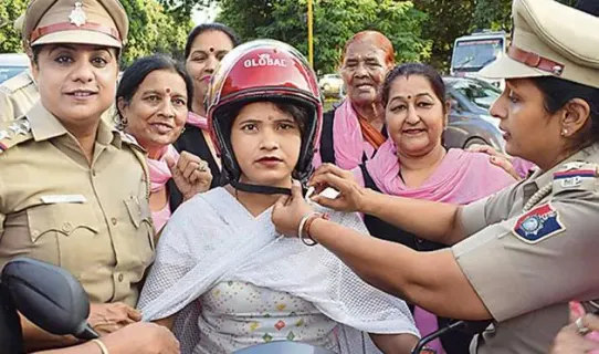 Helmet-less Women in Scuffle with Policewoman in Lucknow Street