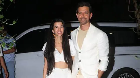 Mixed Reactions Emerge as Saba Azad Sings and Dances on Lakme Fashion's Ramp, Catching Hrithik Roshan's Lady Love in the Spotlight
