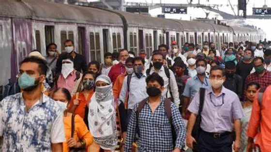 Viral Video Kolkata Local Train Turning 'Pro Version' of Mumbai locals Women Fighting