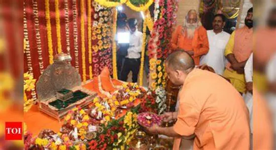 Overflowing Devotion: Ayodhya's Ram Lalla Darshan Temporarily Shut Down Due to Massive Crowds