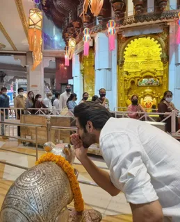 Today Kartik Aaryan along with family visited to Siddhivinayak Temple to express his gratitude for the love coming his way !