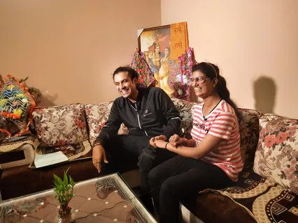 Singer Jubin Nautiyal surprises his fan Himani Bundela- KBC 13 winner by visiting her home in Agra.