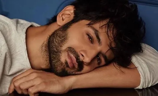 Kartik Aaryan plays a stare-off competition with fans; Mrunal Thakur says ‘Rehne do, you’ll pass out’