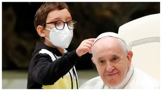 10-yrs boy tries to steal pop Francis' cap , video wins heart !