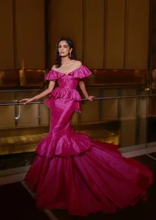 Miss World Manushi Chhillar dresses up in custom ruffled pink Gown !